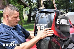 Policjant przygotowuje motorówkę do służby.