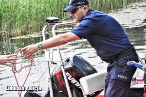 Policjant przygotowuje motorówkę do służby.