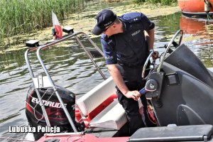 Policjant przygotowuje motorówkę do służby.