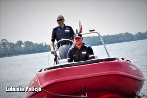 Policjanci podczas patrolu nad jeziorem.
