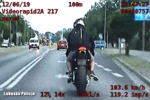 motocyklista nagrany przez policyjny wideorejestrator
