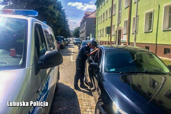 Policjantka podczas interwencji związanej z pozostawieniem dziecka w rozgrzanym aucie.