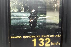 Motocykl na nagraniu policyjnego videorejestratora.