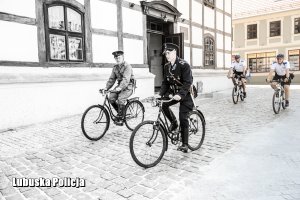 Policjanci w patrolu rowerowym.