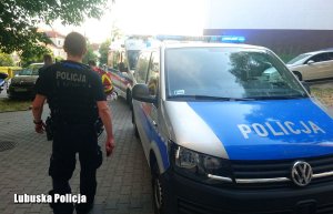 Policjant przy radiowozie