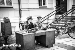 Policjanci w historycznych mundurach Policji Państwowej