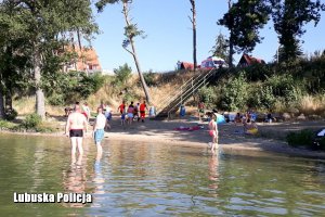 Akcja ratownicza na plaży.