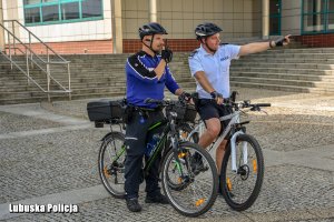 Policjanci podczas pracy.