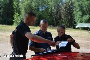 Policjanci podczas kontrolowania.