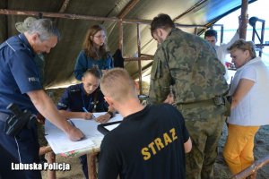 Policjanci sprawdzają dokumentację.