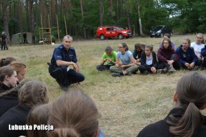 Policjant rozmawia z młodzieżą.