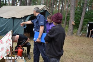 Sprawdzanie wyposażenia przez policjantów.