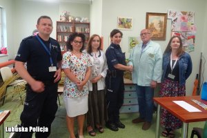policjanci i personel szpitala