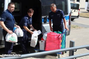 policjanci i przekazane przedmioty