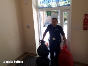 policjant niesie przekazane przedmioty