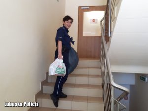 policjantka niesie przekazane przedmioty