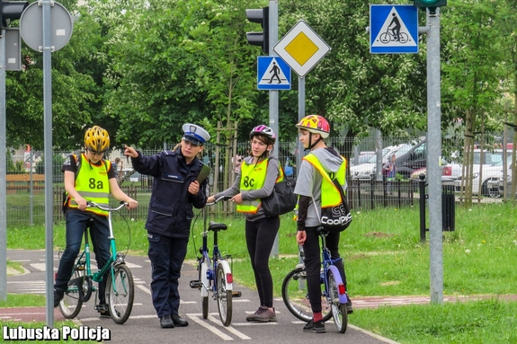 Policjantka wśród rowerzystów