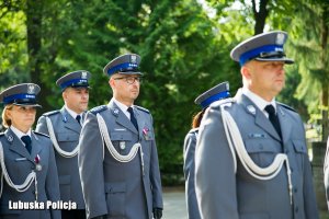 Delegacja policjantów na cmentarzu podczas uroczystości.