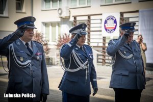 Kierownictwo Lubuskiej Policji przy obelisku poświęconym pamięci poległych na służbie policjantów.