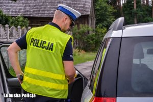 Policjant ruchu drogowego  przygotowany do kontroli prędkości