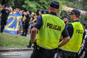 policjanci podczas zabezpieczenia derbów żużlowych