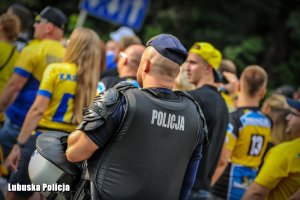 policjant podczas zabezpieczenia derbów żużlowych
