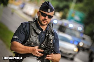 policjant podczas zabezpieczenia derbów żużlowych