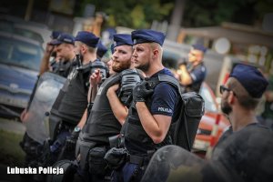 policjanci podczas zabezpieczenia derbów żużlowych