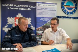 I Zastępca Komendanta Wojewódzkiego Policji w Gorzowie Wlkp. mł. insp. Bogdan Piotrowski i Dyrektor Stowarzyszenia Gmin Polskich Euroregionu „Pro Europa Viadrina” Krzysztof Szydłak podpisali umowę w zakresie realizacji trzech międzynarodowych projektów.