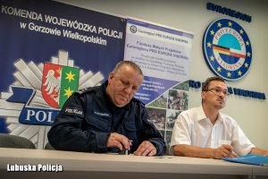 I Zastępca Komendanta Wojewódzkiego Policji w Gorzowie Wlkp. mł. insp. Bogdan Piotrowski i Dyrektor Stowarzyszenia Gmin Polskich Euroregionu „Pro Europa Viadrina” Krzysztof Szydłak podpisali umowę w zakresie realizacji trzech międzynarodowych projektów.