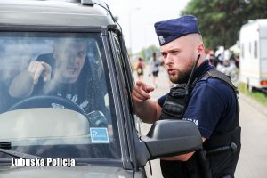 Policjant udziela wskazówek.