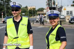 Policjanci ruchu drogowego podczas czynności na drodze.