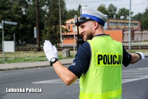 Policjant ruchu drogowego podczas czynności na drodze.