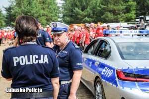 Policjanci podczas ćwiczeń na terenie festiwalu.