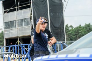 Policjanci podczas ćwiczeń na terenie festiwalu.