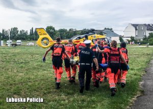 policjant niesiony na noszach