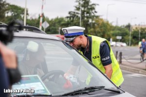 policjantka wskazuje drogę