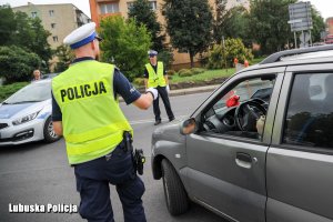 policjanci pracują na drodze