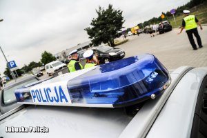 policjanci pracują na drodze