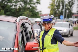 policjantka pomaga kierowcy