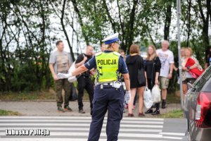policjantka zatrzymuje ruch