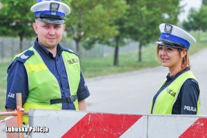 policjanci przy barierce