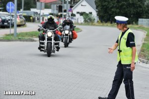 policjant i motocykliści