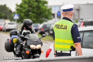policjant i motocykliści