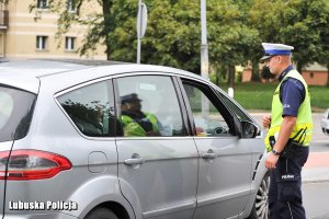 policjant przeprowadza kontrolę