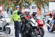 policjant rozmawia z motocyklistami