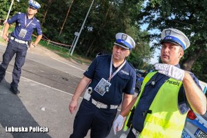 policjanci wykonują czynności na drodze