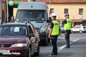 Policjanci drogówki podczas czynności służbowych.