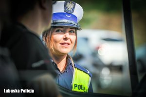Policjantka drogówki podczas czynności służbowych.