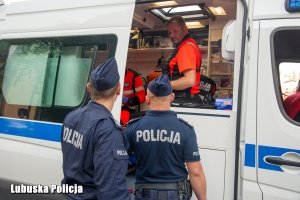 policjanci podczas rozmowy z ratownikiem medycznym